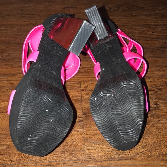 Pink heels! SOLD - Picture 4 of 5